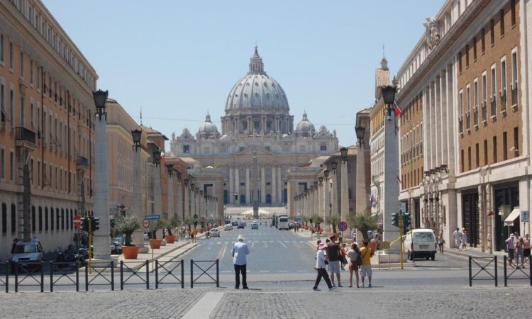 Hombre detenido tras ingresar con un vehículo a la fuerza al Vaticano