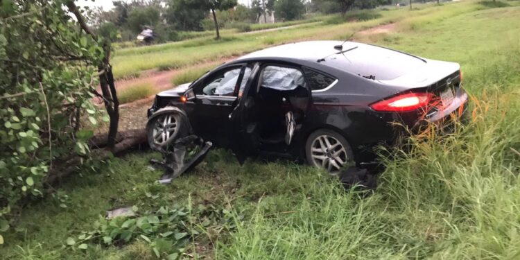 Cafre sale de pavimento y se estrella contra un árbol de libramiento