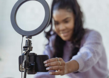 Parlamento de Francia aprueba regular a influencers; estas son las normas que les prohibieron