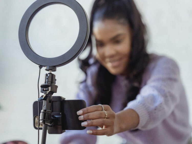 Parlamento de Francia aprueba regular a influencers; estas son las normas que les prohibieron