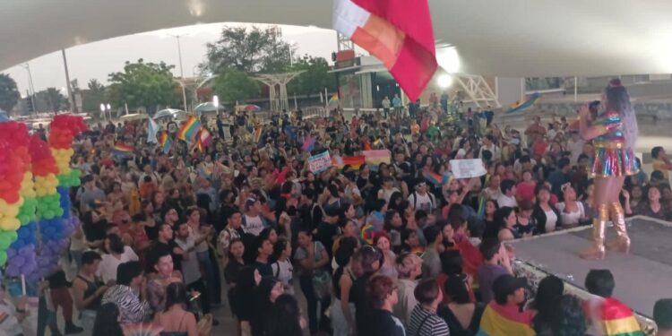Marcha comunidad lésbico-gay del Paseo Méndez al Patinadero en Victoria