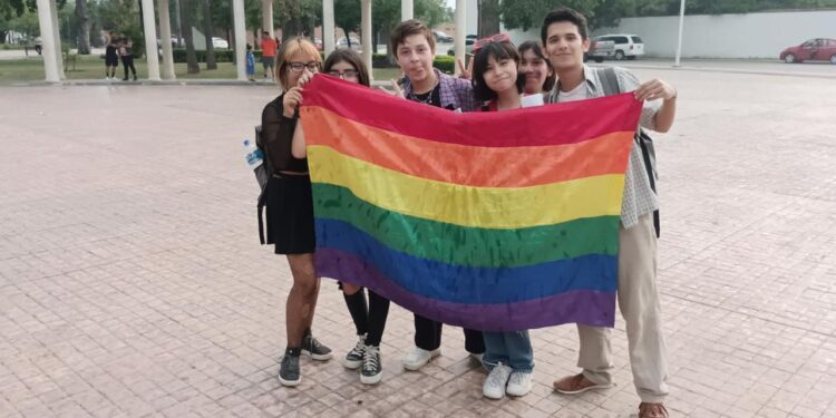 Marcha comunidad lésbico-gay del Paseo Méndez al Patinadero en Victoria