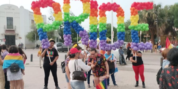 Marcha comunidad lésbico-gay del Paseo Méndez al Patinadero en Victoria