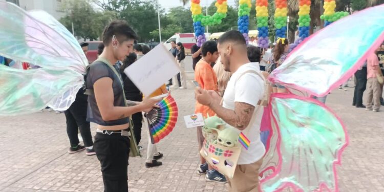 Marcha comunidad lésbico-gay del Paseo Méndez al Patinadero en Victoria