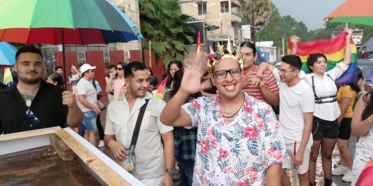 Marcha comunidad lésbico-gay del Paseo Méndez al Patinadero en Victoria