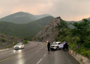 Cuatro heridos al estrellar auto contra talud en “Rumbo Nuevo”
