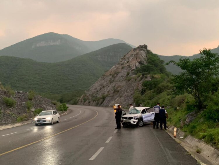 Cuatro heridos al estrellar auto contra talud en “Rumbo Nuevo”