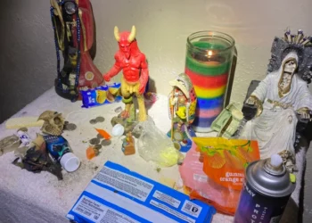 Encuentran casa con migrantes y altar de la Santa Muerte