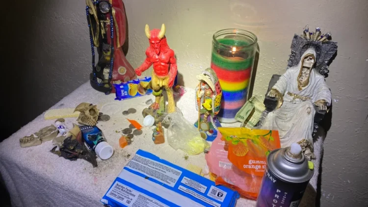 Encuentran casa con migrantes y altar de la Santa Muerte