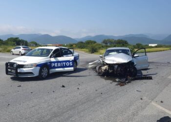 Estrella auto contra trailer en crucero de Rumbo Nuevo