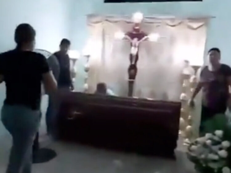 Abuelita de 76 años de Ecuador regresa a la vida en pleno velorio