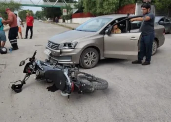 Mujer lesiona a motociclista al chocar