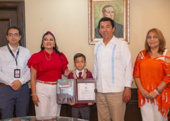 Felicita Alcalde Mario López a Jonathan Alonso, por representar a niñas y niños en parlamento infantil
