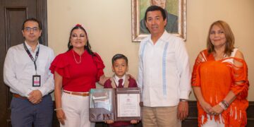 Felicita Alcalde Mario López a Jonathan Alonso, por representar a niñas y niños en parlamento infantil