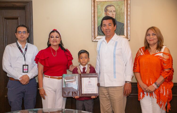 Felicita Alcalde Mario López a Jonathan Alonso, por representar a niñas y niños en parlamento infantil