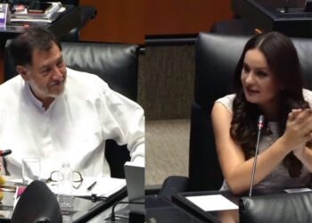 Con hueso de Los Picapiedra despiden a Fernández Noroña en el Senado