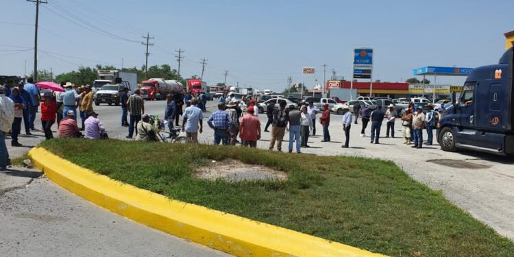 Bloquean sorgueros carretera federal San Fernando-Matamoros-Reynosa
