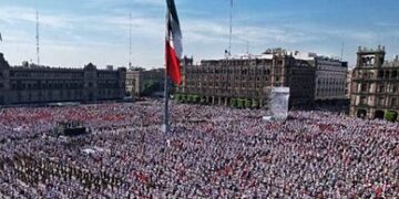 Realizan clase masiva de box 2023 en el zócalo de la Ciudad de México