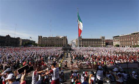 Realizan clase masiva de box 2023 en el zócalo de la Ciudad de México