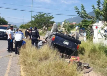Vuelca en Victoria padre ebrio; lesiona a esposa, hijo y amigo