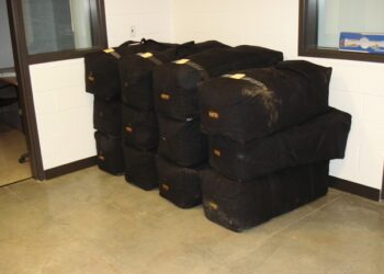 Narcos dejan droga abandonada, arrestan a uno