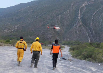 Marina apoya con helicóptero a combatir incendio forestal en Nuevo León