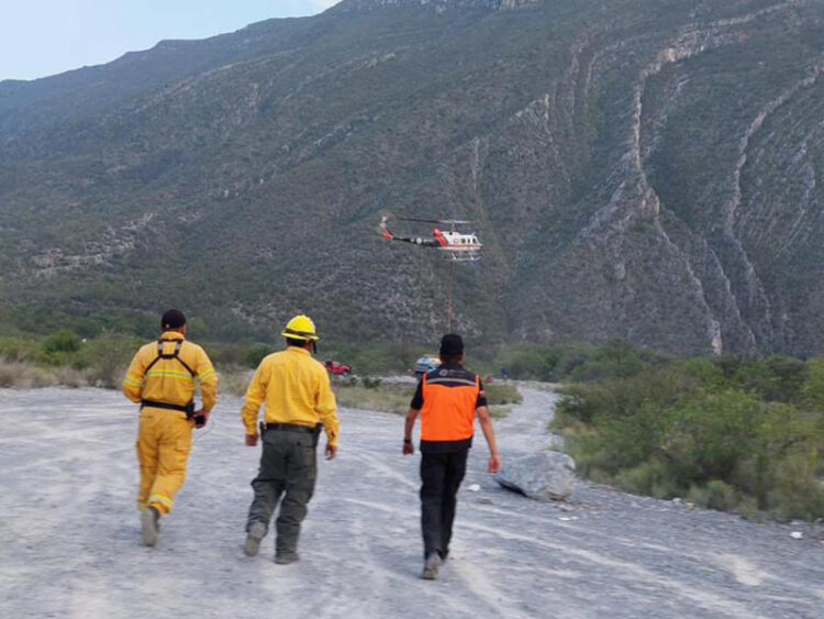 Marina apoya con helicóptero a combatir incendio forestal en Nuevo León