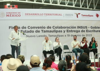 Entrega Américo Villarreal 680 escrituras urbanas a familias de Nuevo Laredo