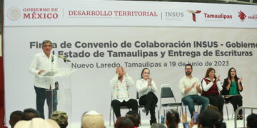 Entrega Américo Villarreal 680 escrituras urbanas a familias de Nuevo Laredo