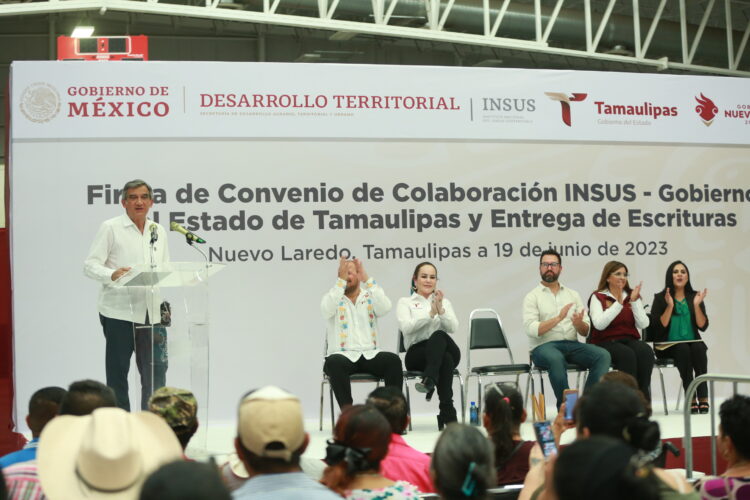 Entrega Américo Villarreal 680 escrituras urbanas a familias de Nuevo Laredo