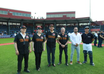 Lanza Américo primera bola en partido de la Liga Mexicana de Beisbol