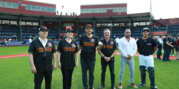 Lanza Américo primera bola en partido de la Liga Mexicana de Beisbol