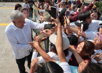 Visitan Andrés Manuel y Américo, planta de gas natural en Altamira