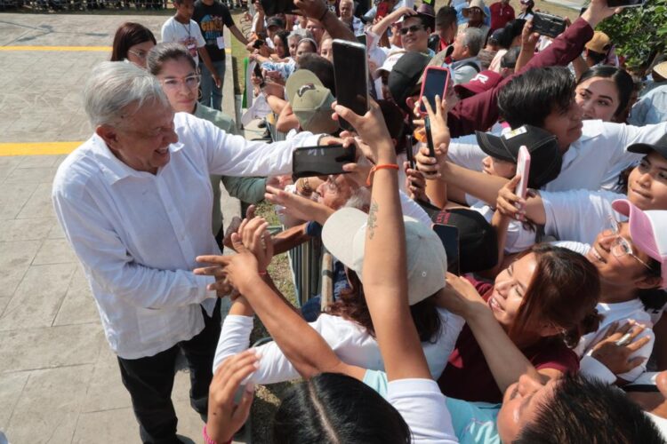 Visitan Andrés Manuel y Américo, planta de gas natural en Altamira