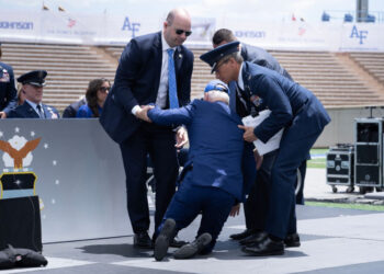 Biden se cae del escenario durante un evento de graduación