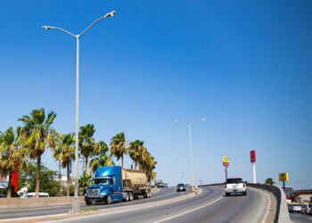 Repone Gobierno Municipal alumbrado en puente vehicular de Periférico y Sexta