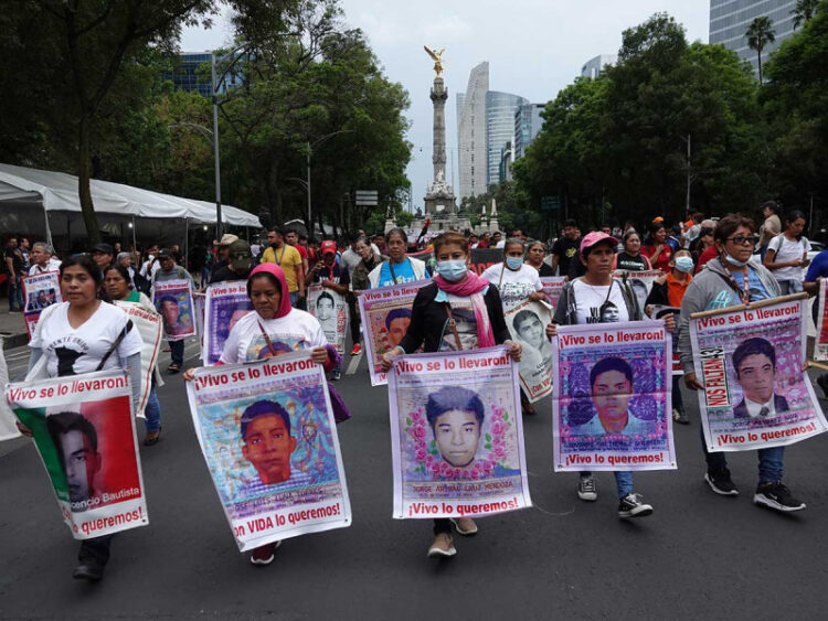 Juez libera 16 órdenes de aprehensión contra militares por caso Ayotzinapa