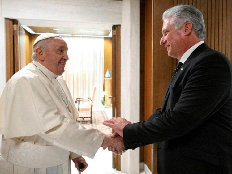 Presidente de Cuba, se reúne con el Papa Francisco durante gira europea