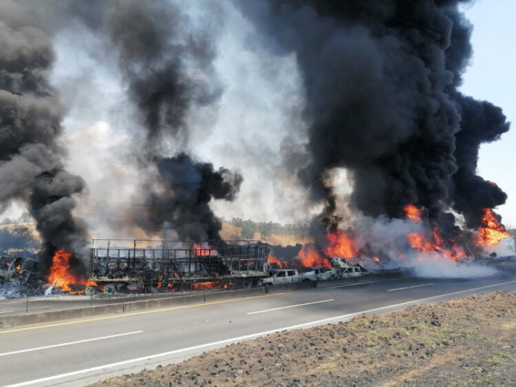 Carambola en Autopista Zapotlanejo-Lagos de Moreno deja cinco muertos y 16 heridos