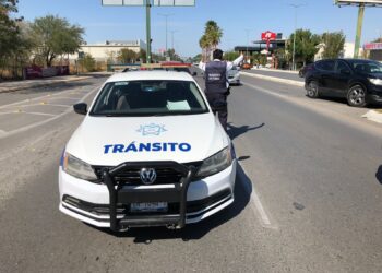 Distracción por uso de celular al conducir, principal causa de accidentes viales en Victoria