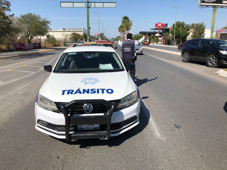 Distracción por uso de celular al conducir, principal causa de accidentes viales en Victoria