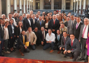 López Obrador se reúne con gobernadores de Morena y su gabinete