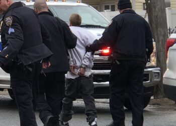 Lo detienen con migrantes, pistola y cocaína