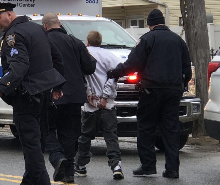 Lo detienen con migrantes, pistola y cocaína