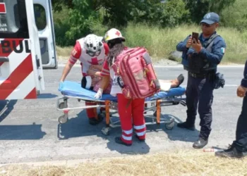 Pareja herida tras caer moto que tripulaban en enorme bache