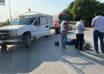 Motociclista herido al estrellarse contra un remolque