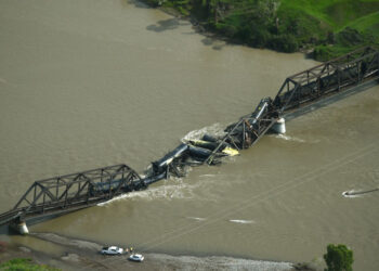 Colapsa puente ferroviario sobre el río Yellowstone; tren iba cargado con azufre