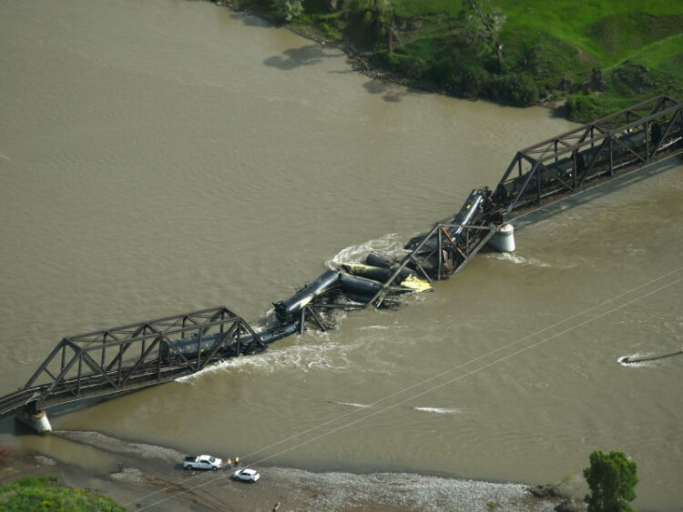Colapsa puente ferroviario sobre el río Yellowstone; tren iba cargado con azufre