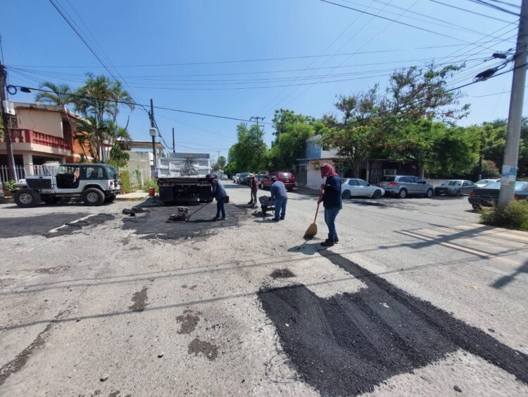 Realizan programa de bacheo en Fovisste, Unidad Modelo y Centro de Victoria