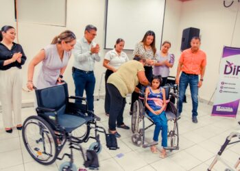 Entrega presidenta del DIF-Victoria aparatos de movilidad a familias victorenses.